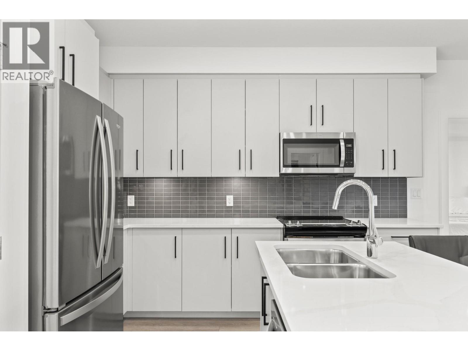 3434 Mckinley Beach Drive Unit# 302, Kelowna, British Columbia  V1V 2R1 - Photo 3 - 10383835