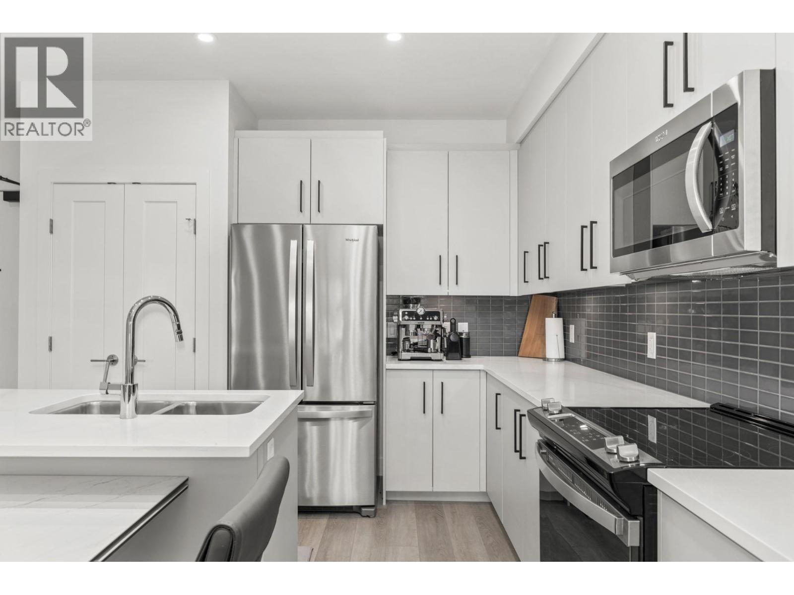 3434 Mckinley Beach Drive Unit# 302, Kelowna, British Columbia  V1V 2R1 - Photo 2 - 10383835