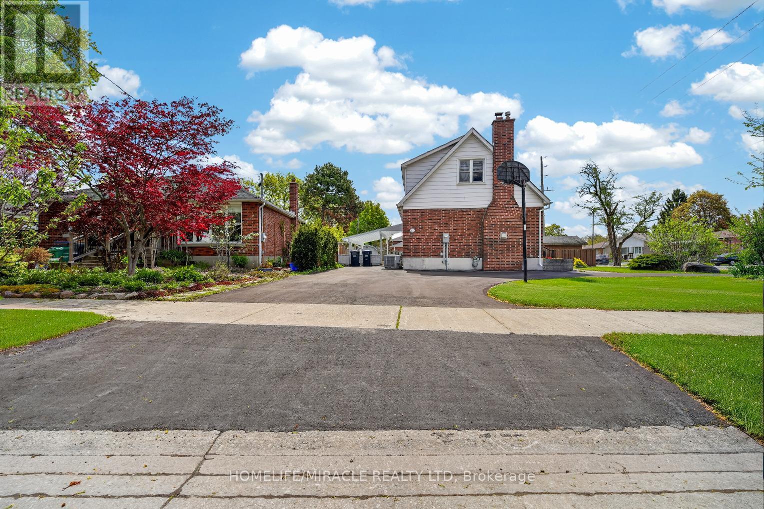 21 Gregory Street, Brampton, Ontario  L6Y 1G2 - Photo 2 - W13081596