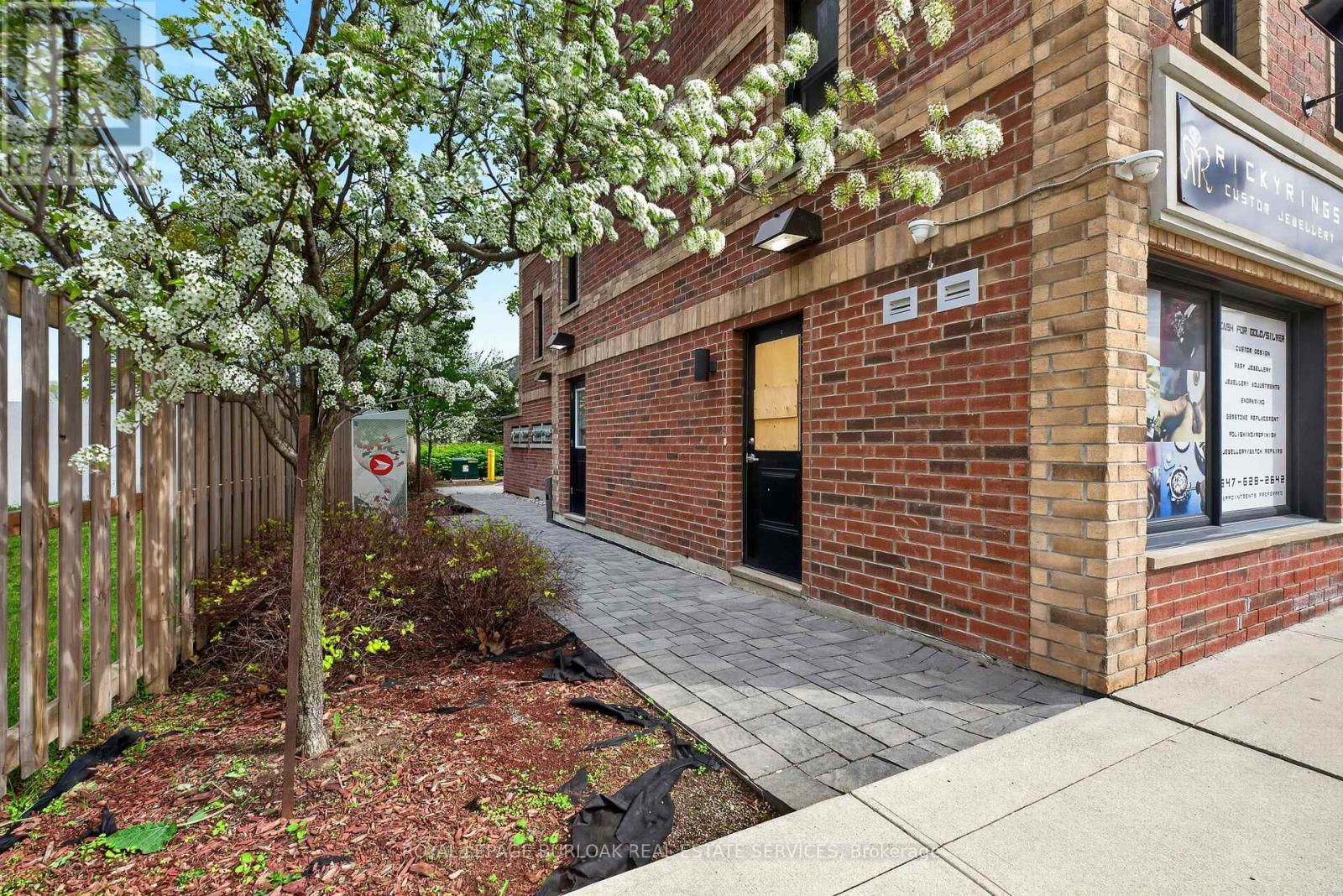 201 - 760 Lakeshore Road E, Mississauga, Ontario  L5E 1C7 - Photo 3 - W13124480