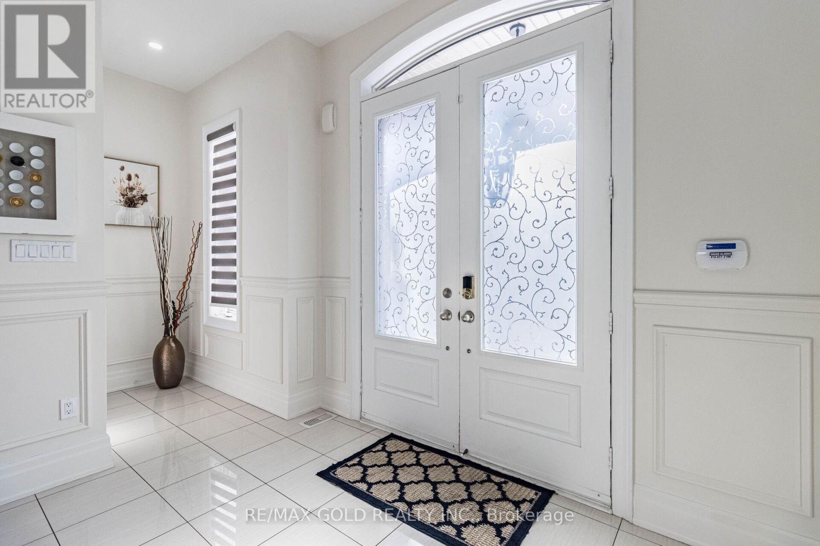 28 Cloverhaven Road, Brampton, Ontario L6P 4E4 - Photo 4 - W13139564