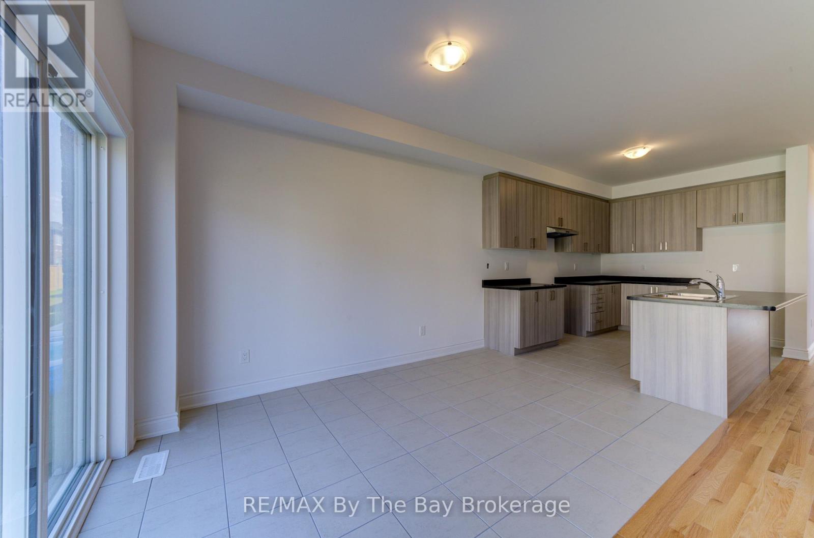 39 Lisa Street, Wasaga Beach, Ontario L9Z 1J9 - Photo 8 - S13144676