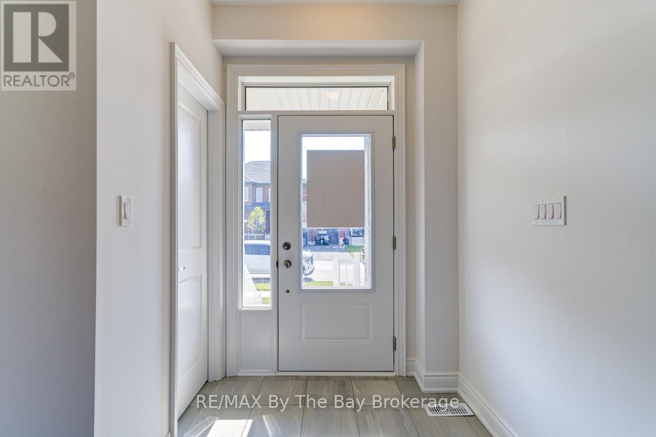 21 Lisa Street, Wasaga Beach, Ontario L9Z 1J9 - Photo 3 - S13144832