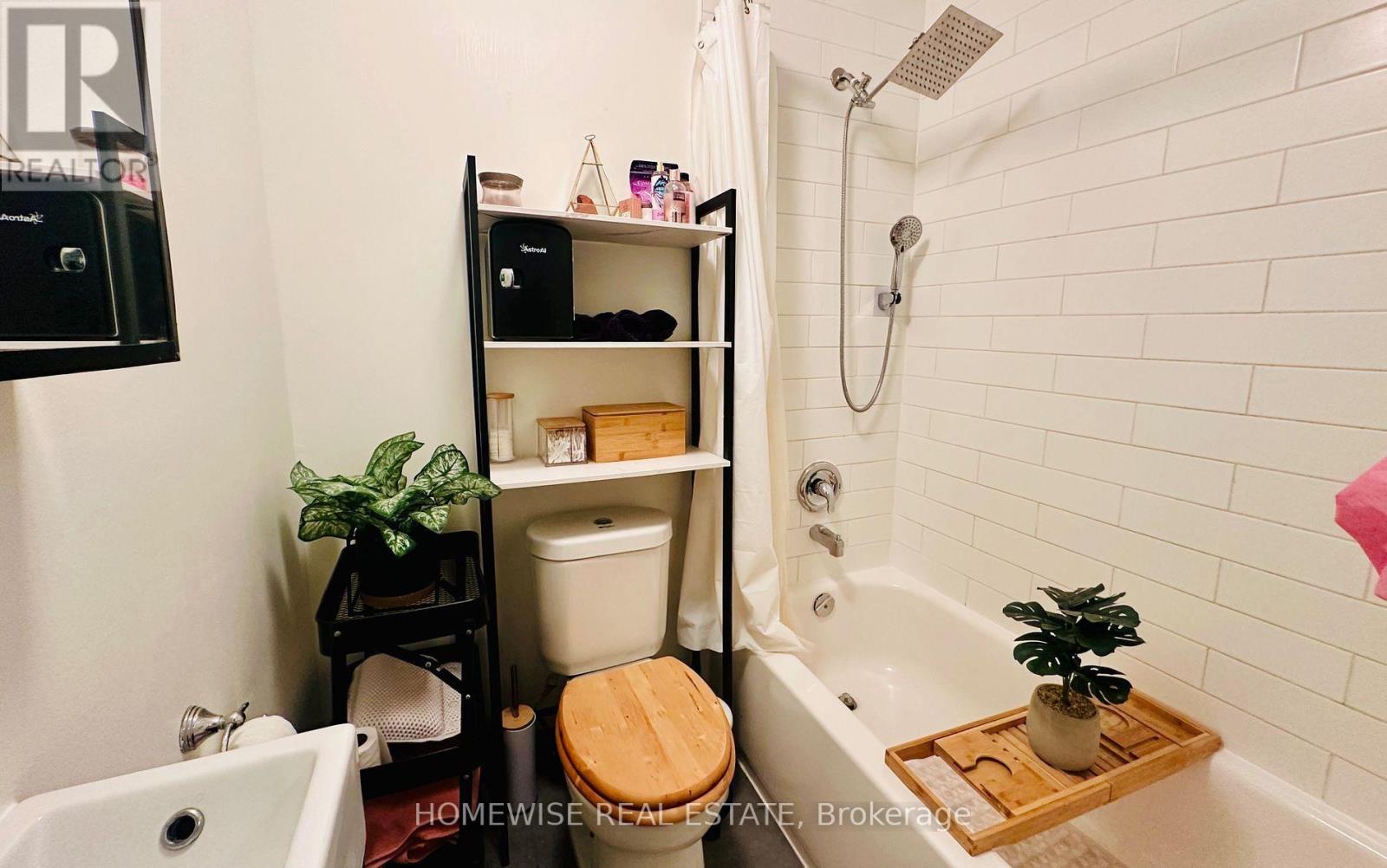 209 - 1 Triller Avenue, Toronto, Ontario  M6K 3B7 - Photo 9 - W13144438