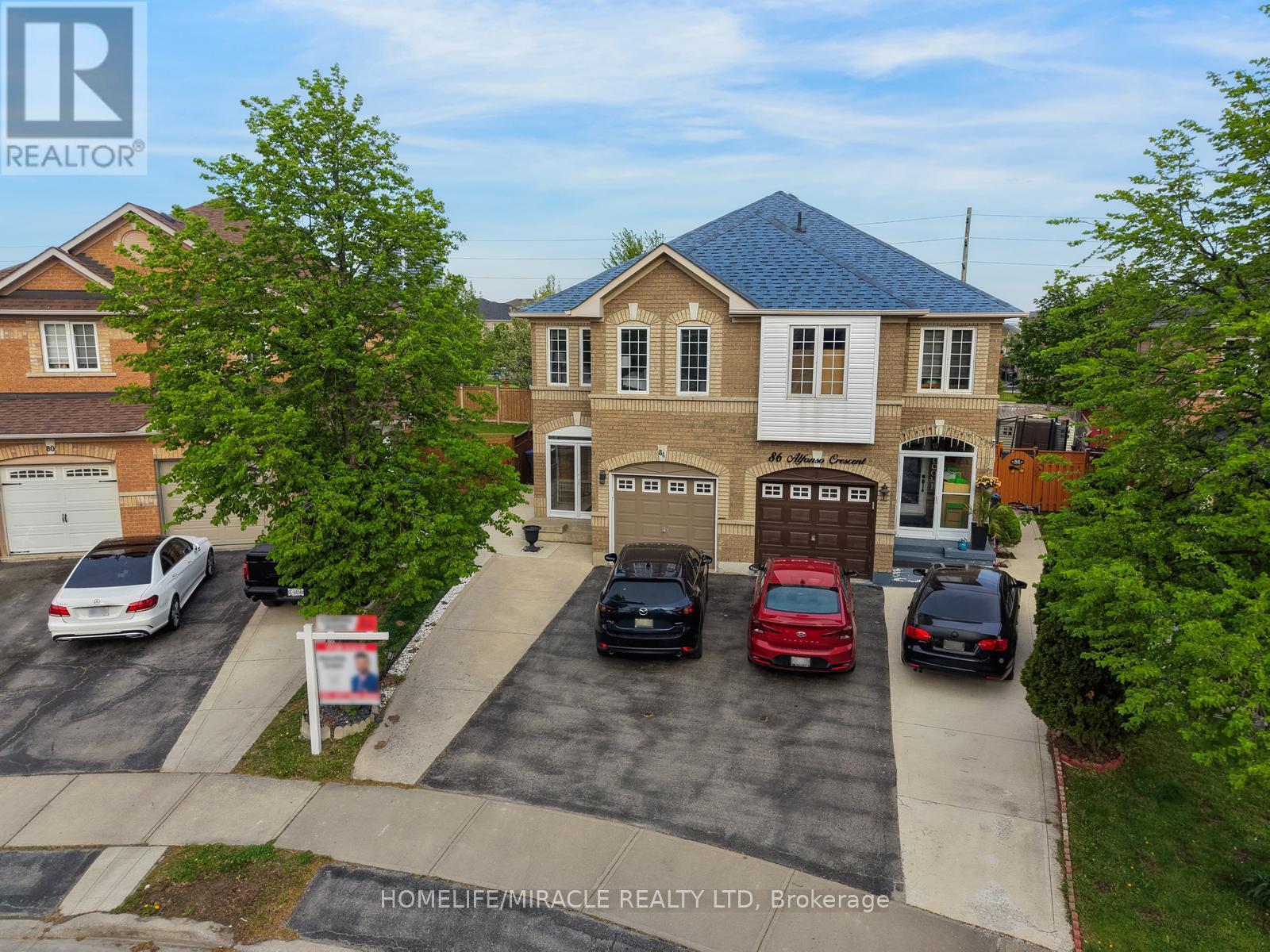 84 Alfonso Crescent, Brampton, Ontario  L6P 1S4 - Photo 4 - W13144538