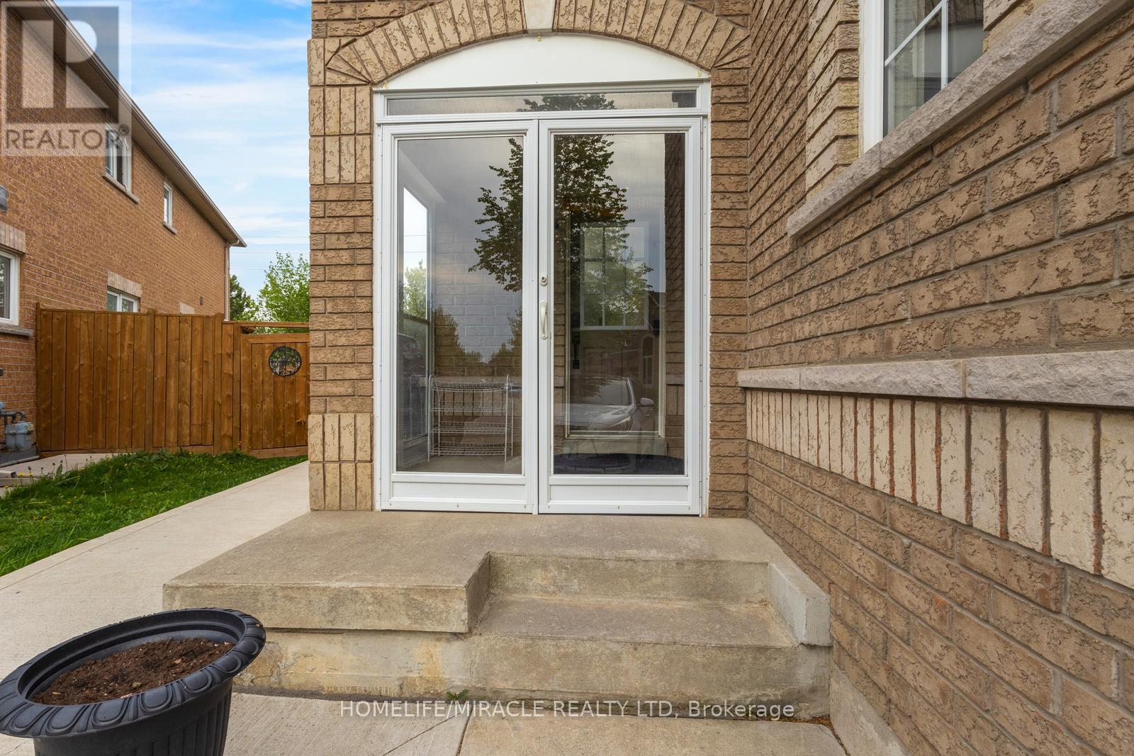 84 Alfonso Crescent, Brampton, Ontario  L6P 1S4 - Photo 5 - W13144538