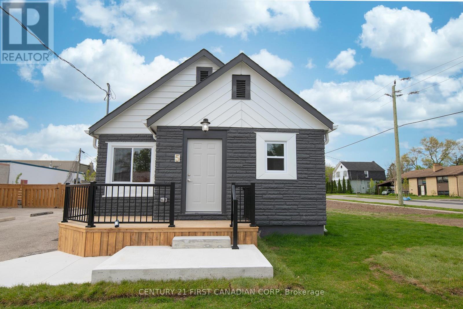 5 Briscoe Street W, London South, Ontario  N6J 1L7 - Photo 1 - X13144588