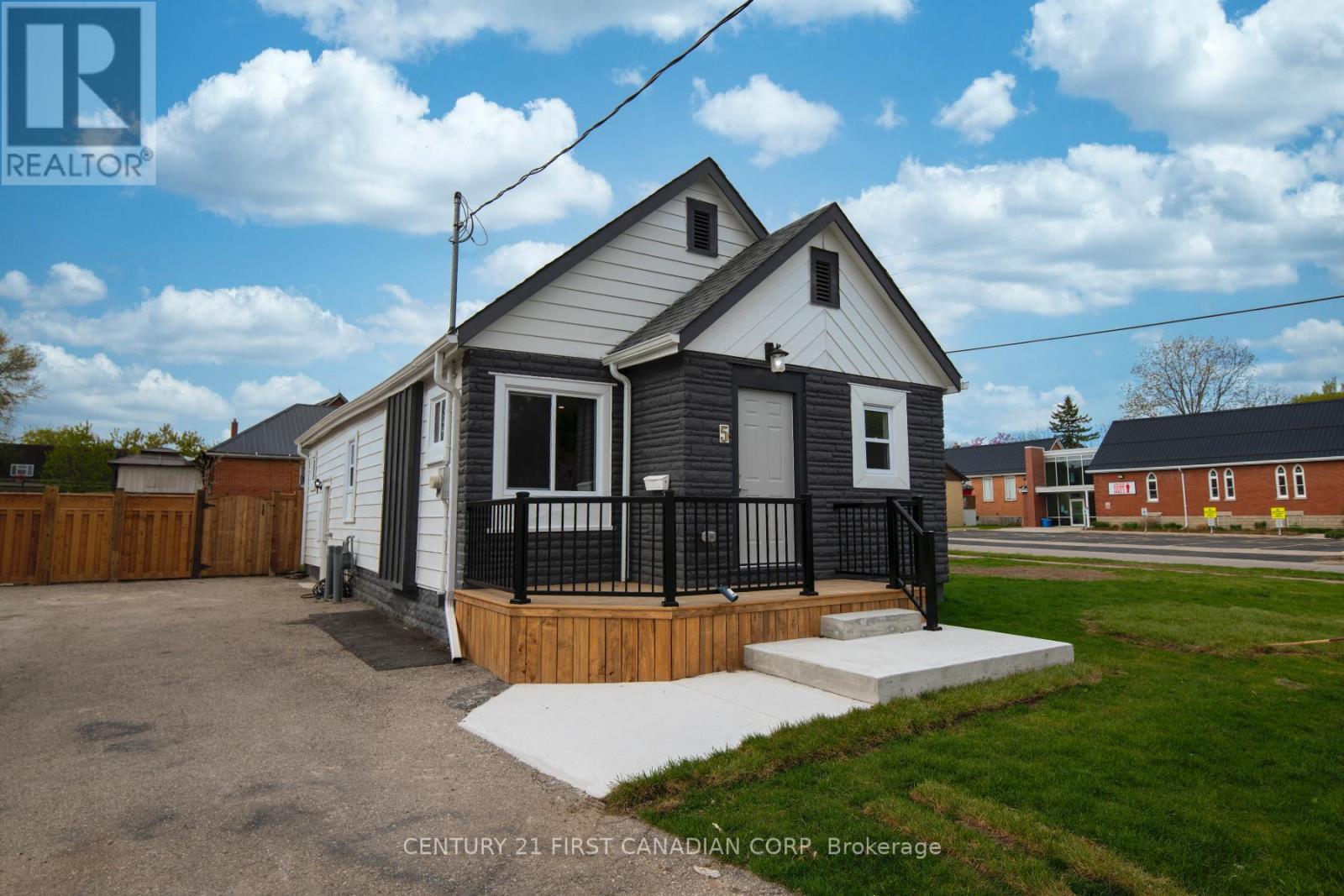 5 Briscoe Street W, London South, Ontario  N6J 1L7 - Photo 2 - X13144588