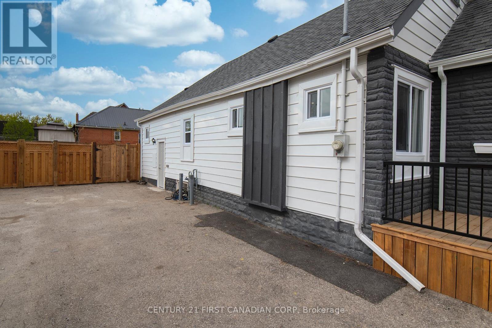5 Briscoe Street W, London South, Ontario  N6J 1L7 - Photo 3 - X13144588