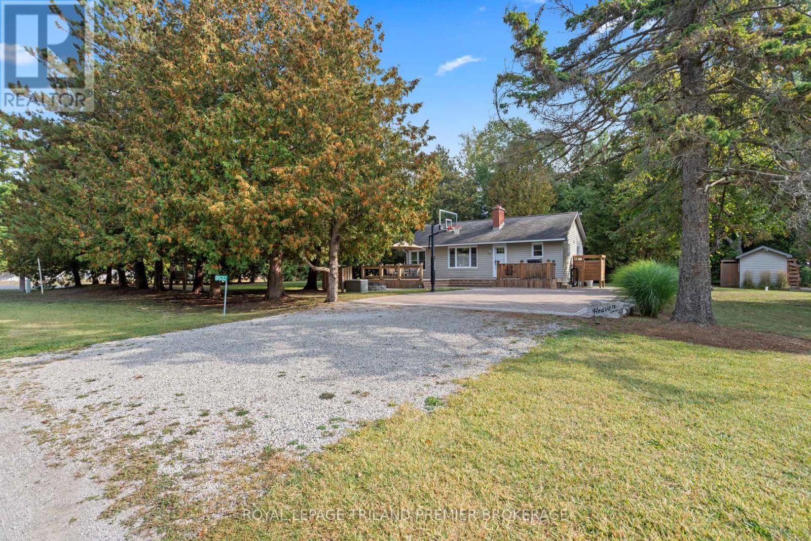9632 Beachway Drive, Lambton Shores, Ontario  N0N 1J3 - Photo 2 - X13144678