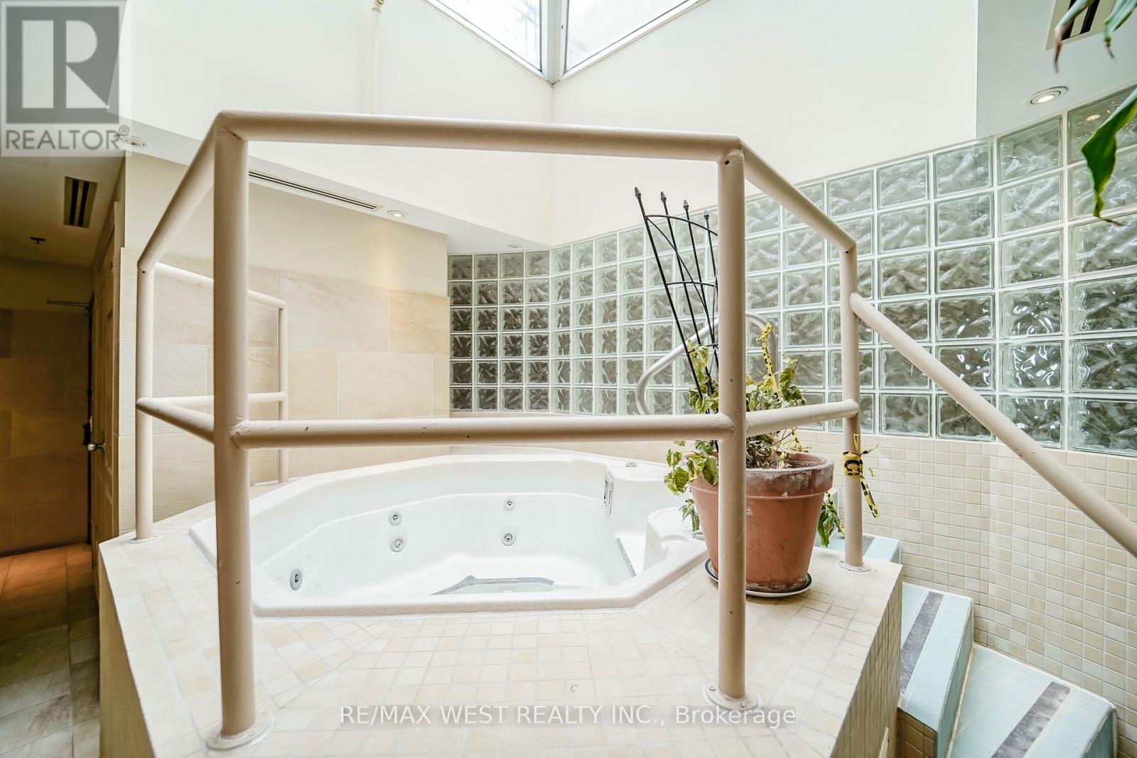 208 - 1030 Sheppard Avenue W, Toronto, Ontario  M3H 6C1 - Photo 8 - C13144680