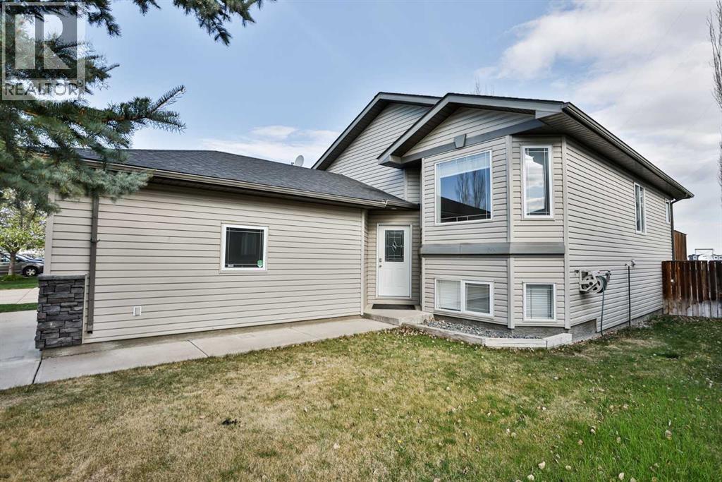 404 Lynx Crescent N, Lethbridge, Alberta  T1H 6X6 - Photo 1 - A2309111