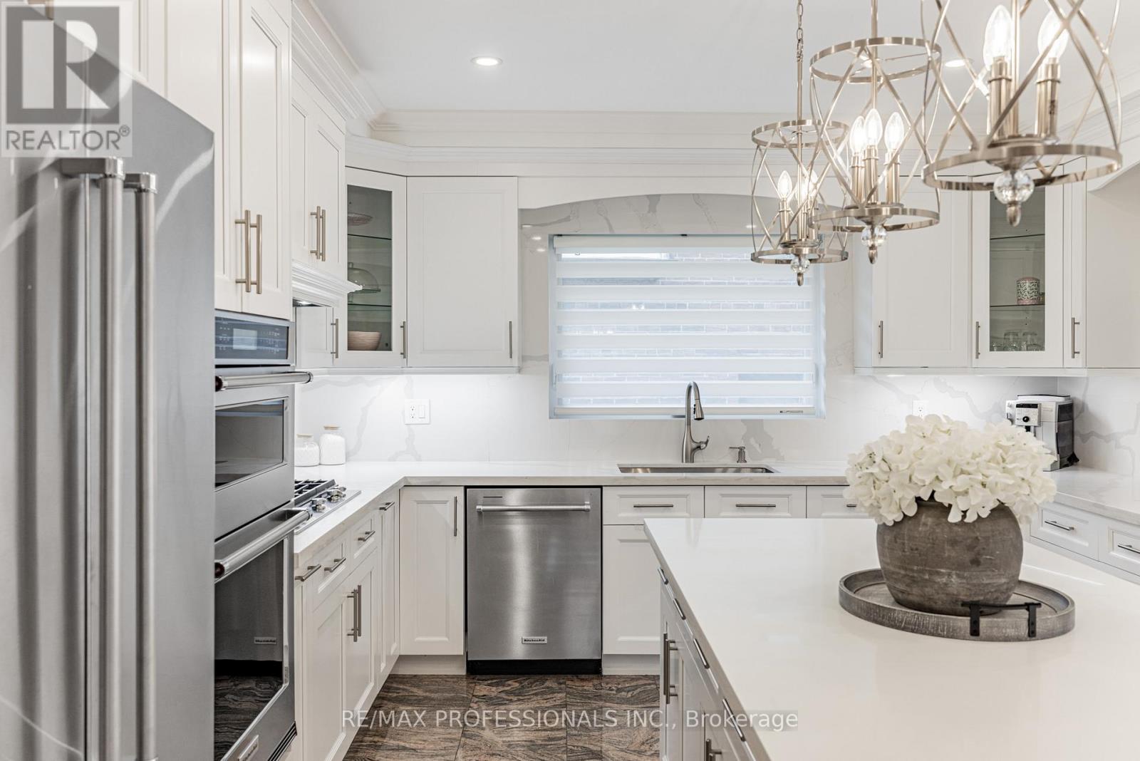 182 Gracefield Avenue, Toronto, Ontario  M6L 1L8 - Photo 10 - W13144724