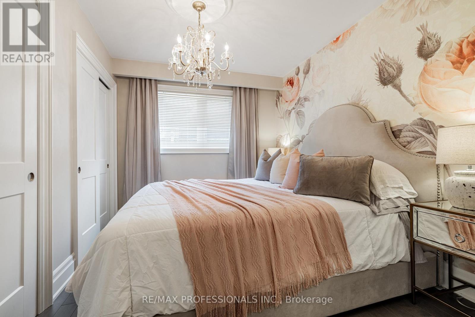182 Gracefield Avenue, Toronto, Ontario  M6L 1L8 - Photo 17 - W13144724