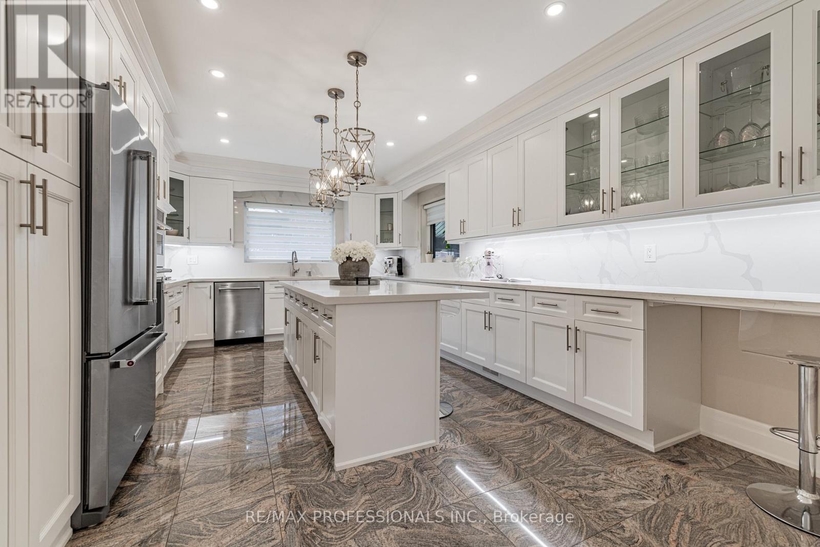 182 Gracefield Avenue, Toronto, Ontario  M6L 1L8 - Photo 9 - W13144724