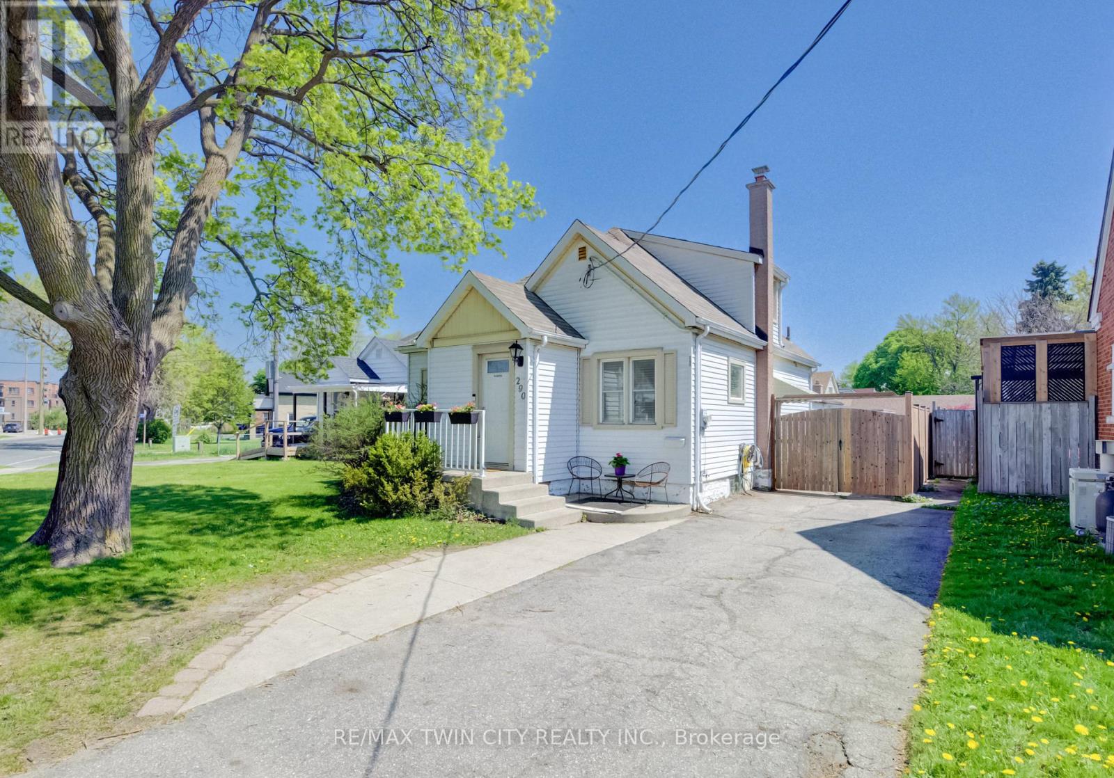 290 Lancaster Street W, Kitchener, Ontario  N2H 4V6 - Photo 2 - X13144620
