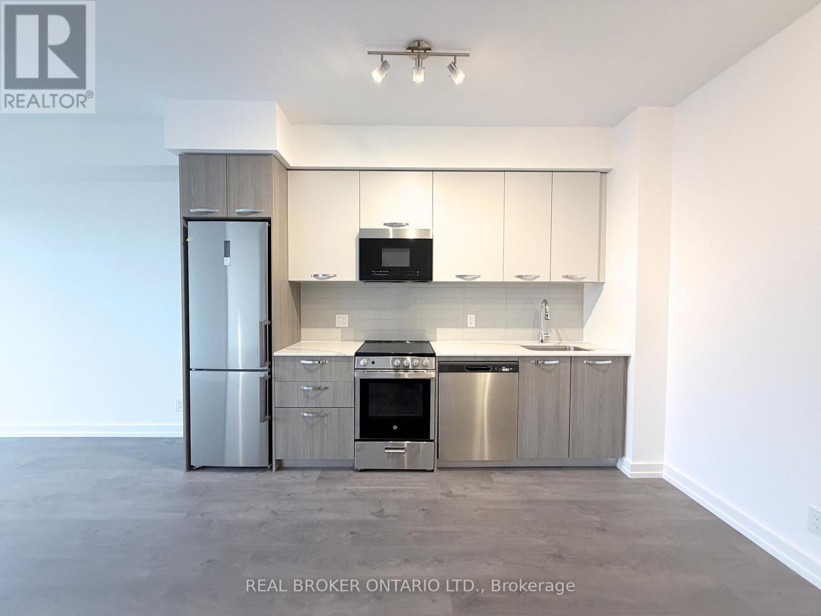 824 - 75 JAMES STREET S