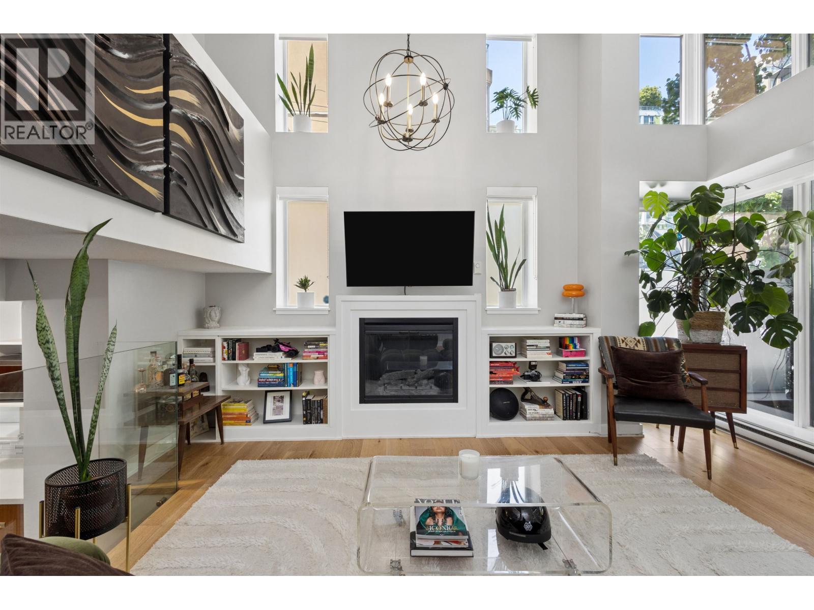 428 HELMCKEN STREET, Vancouver, British Columbia