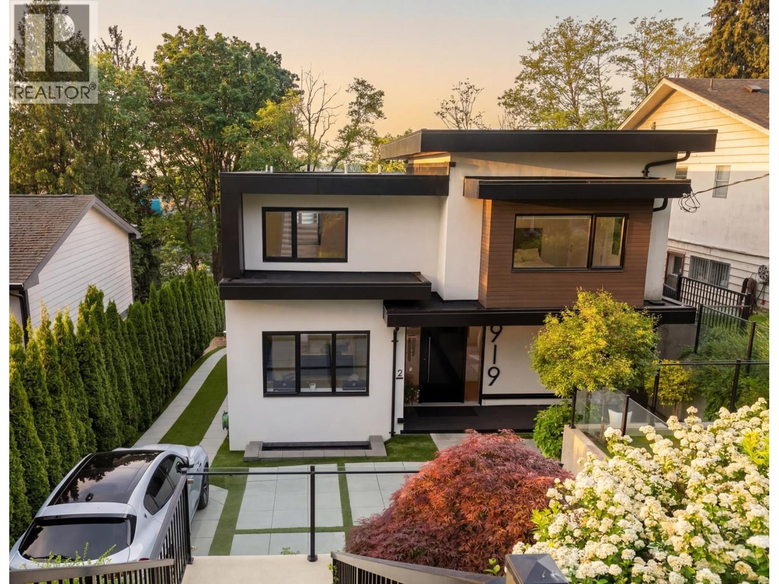919 E 4th Street, North Vancouver, British Columbia  V7L 1K3 - Photo 1 - R3124893