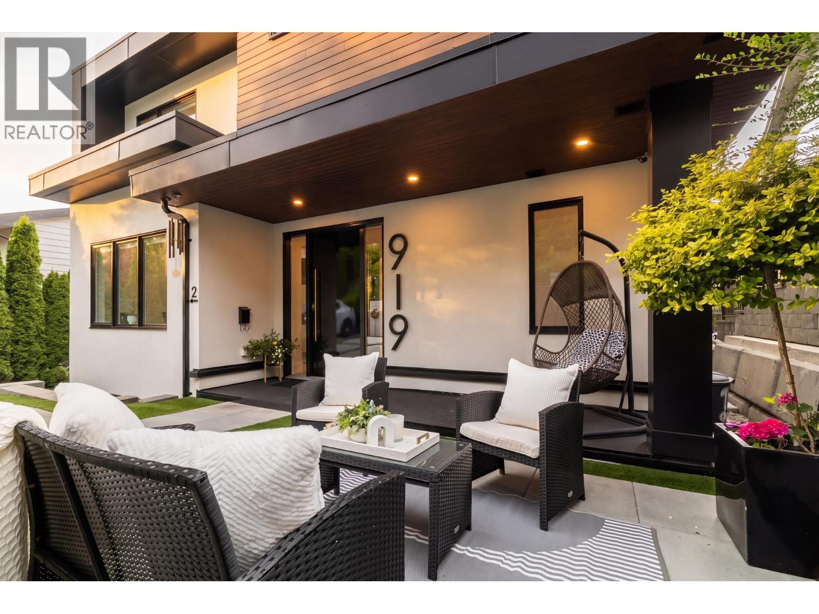919 E 4th Street, North Vancouver, British Columbia  V7L 1K3 - Photo 2 - R3124893