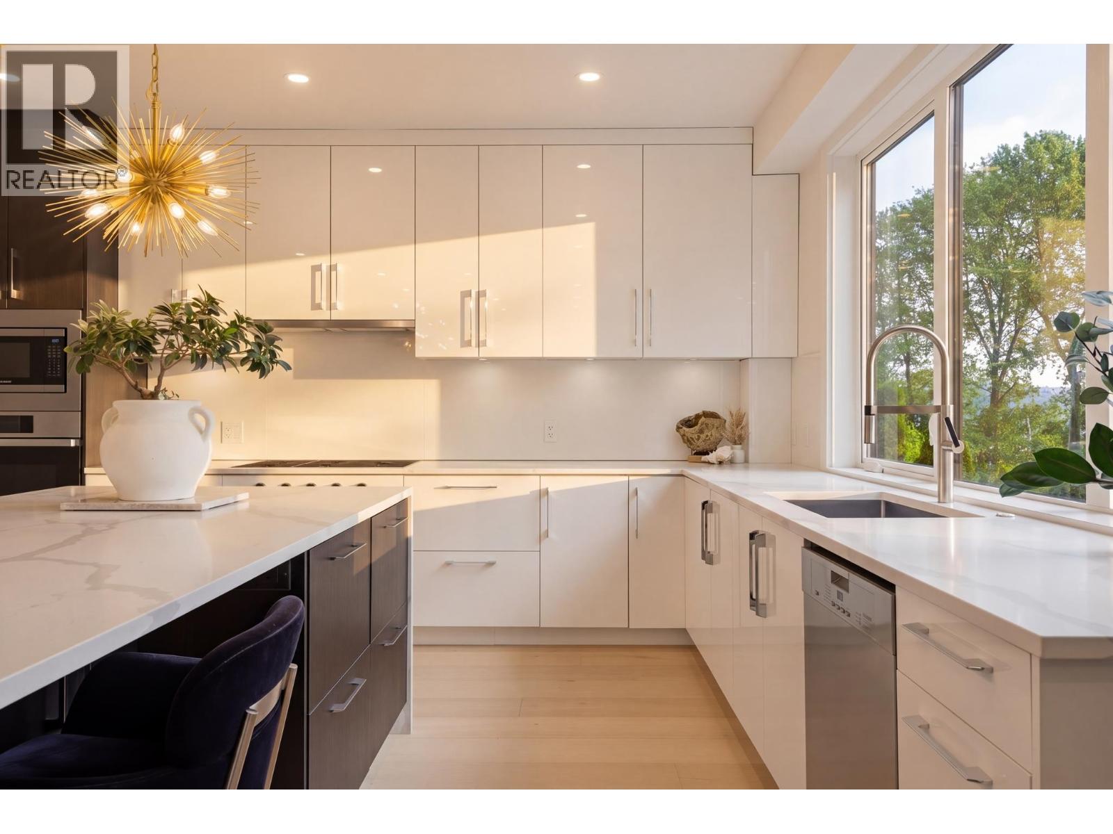 919 E 4th Street, North Vancouver, British Columbia  V7L 1K3 - Photo 9 - R3124893
