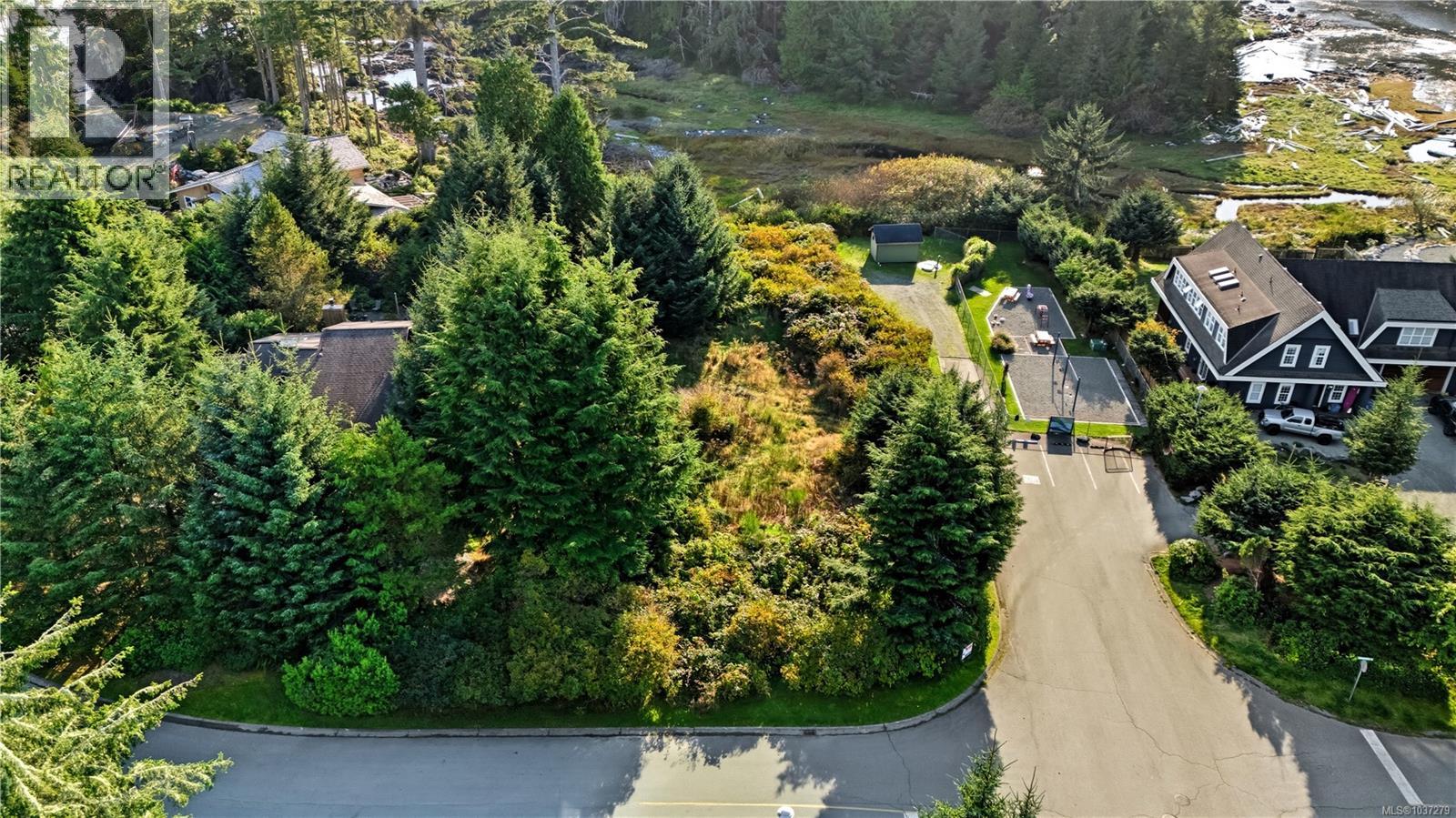 912 Barkley Pl, Ucluelet, British Columbia  V0R 3A0 - Photo 3 - 1037279