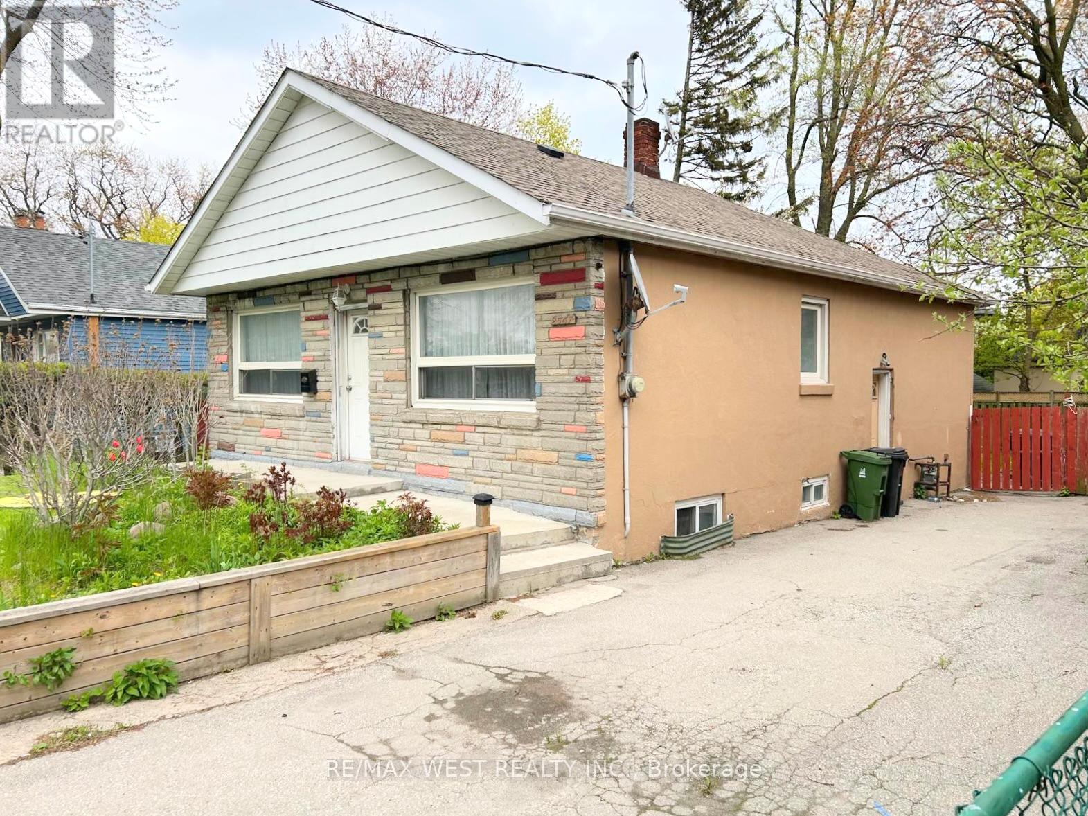 2567 Kingston Road, Toronto, Ontario  M1M 1M1 - Photo 2 - E13145054