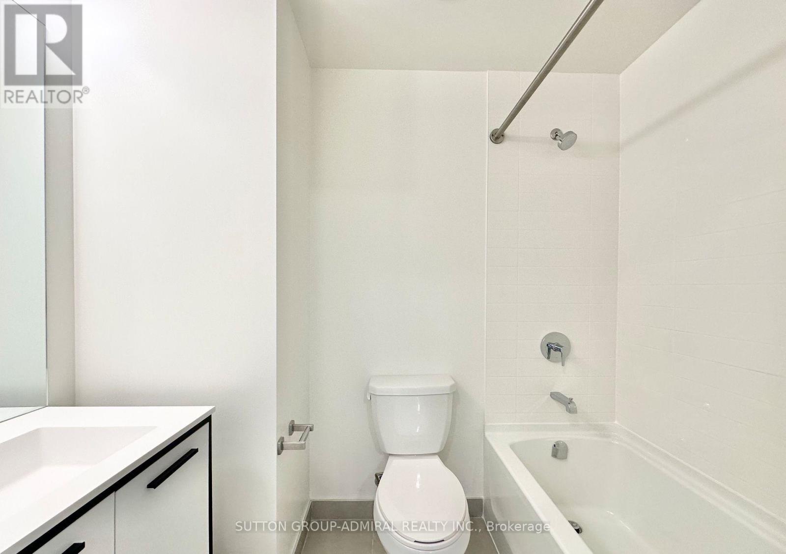 304 - 185 Deerfield Road, Newmarket, Ontario  L3Y 0G7 - Photo 3 - N13144994