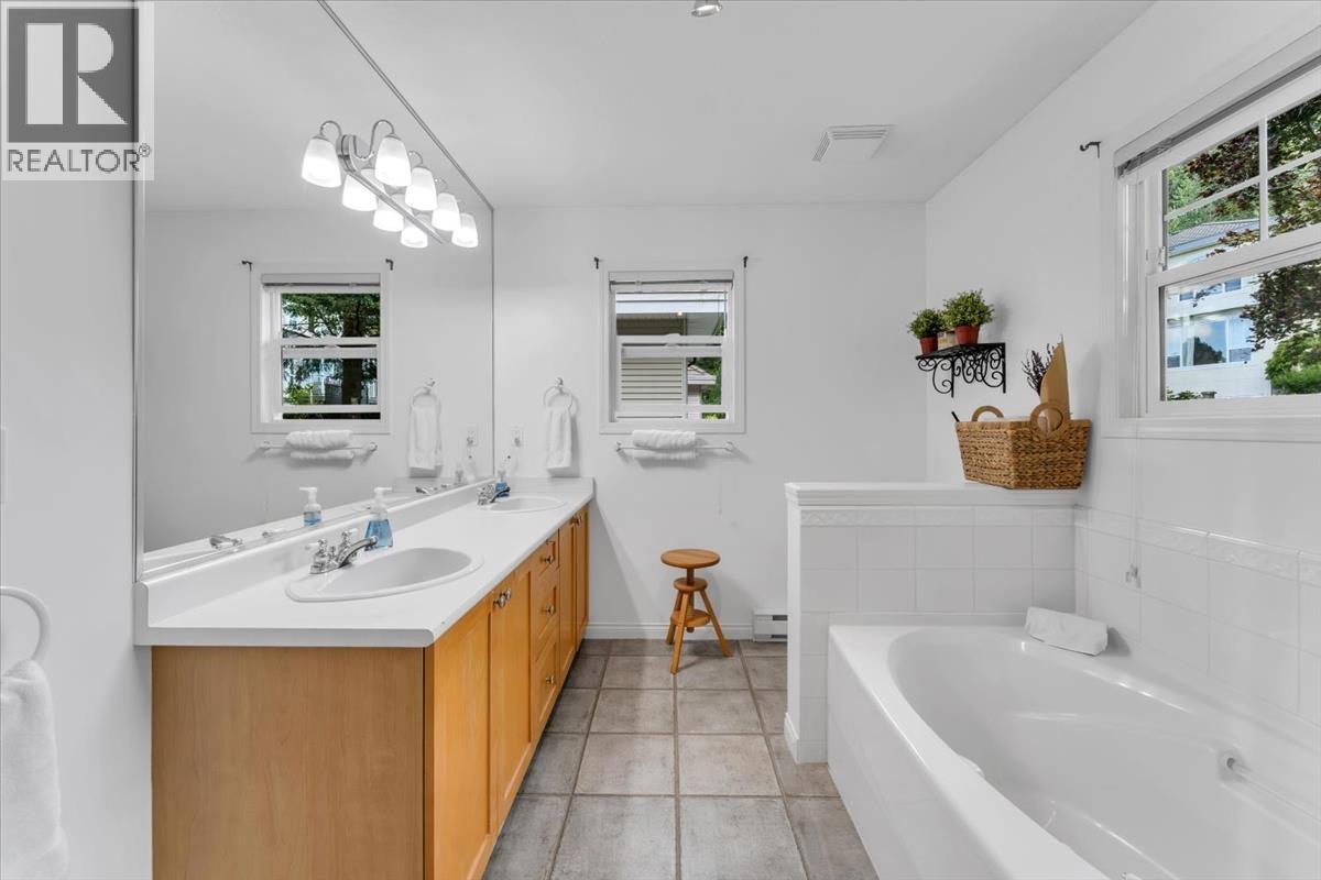 1705 Arbutus Place, Coquitlam, British Columbia  V3E 3K2 - Photo 22 - R3124695