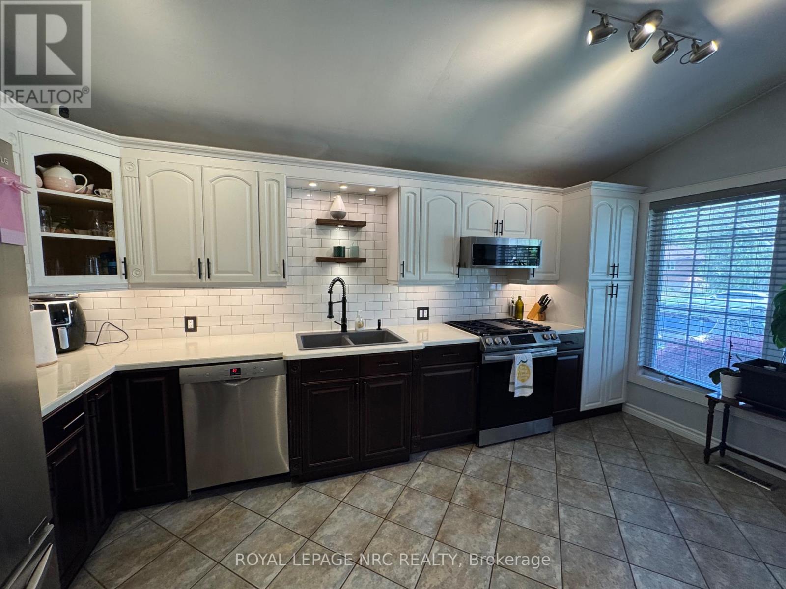 3 Clearview Heights, St. Catharines, Ontario  L2T 2W2 - Photo 2 - X13145266