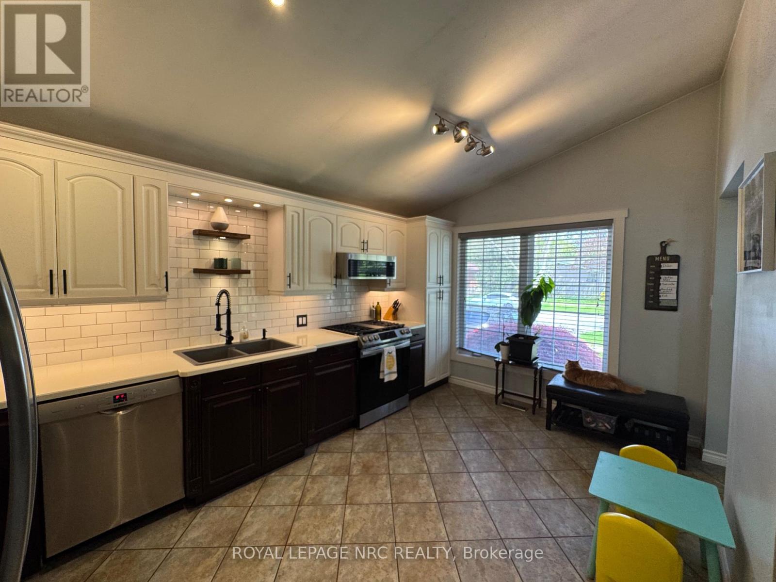 3 Clearview Heights, St. Catharines, Ontario  L2T 2W2 - Photo 3 - X13145266