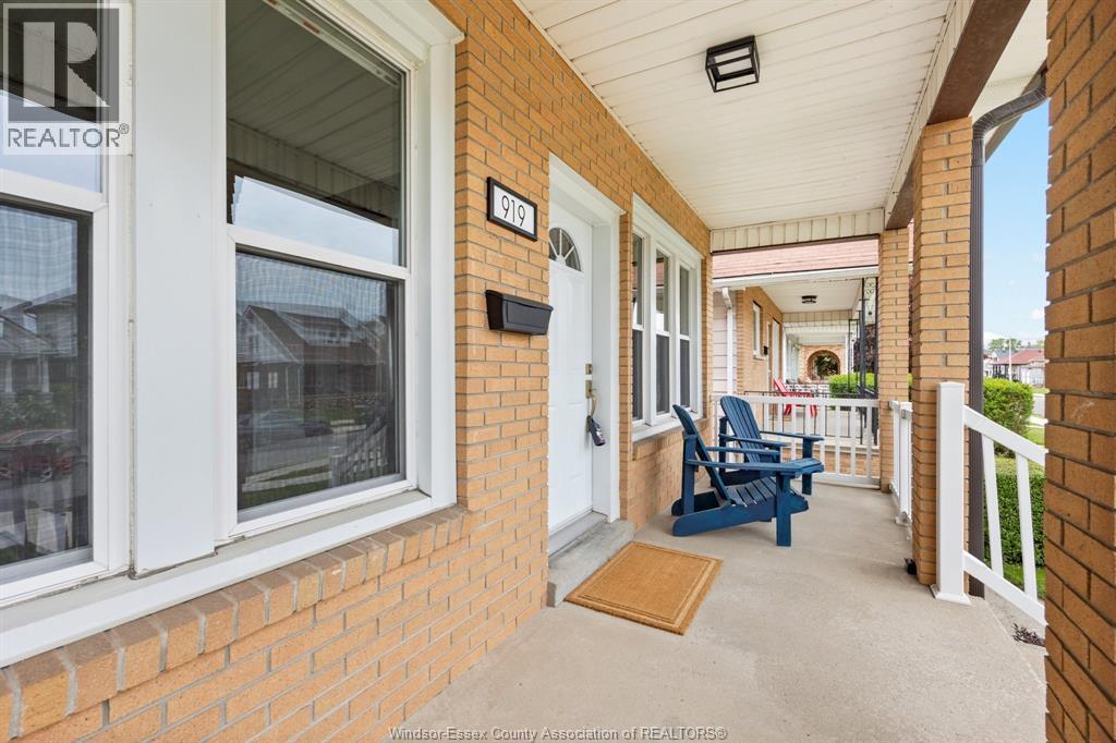 919 Elsmere, Windsor, Ontario  N9A 2A8 - Photo 7 - 26011498