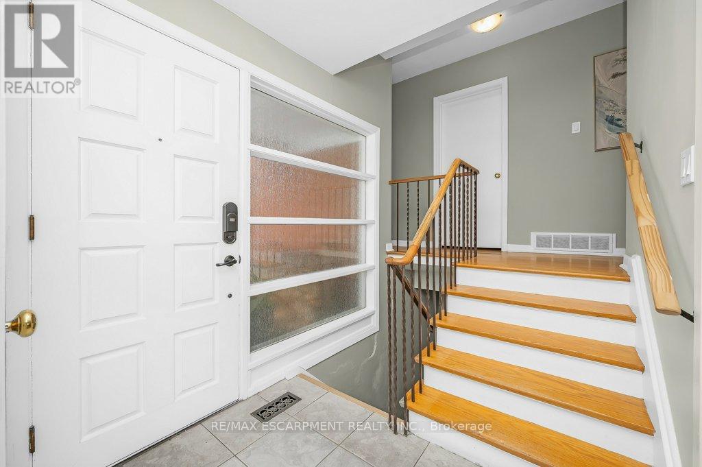 345 Sandlewood Road, Oakville, Ontario  L6L 3S1 - Photo 8 - W12976824