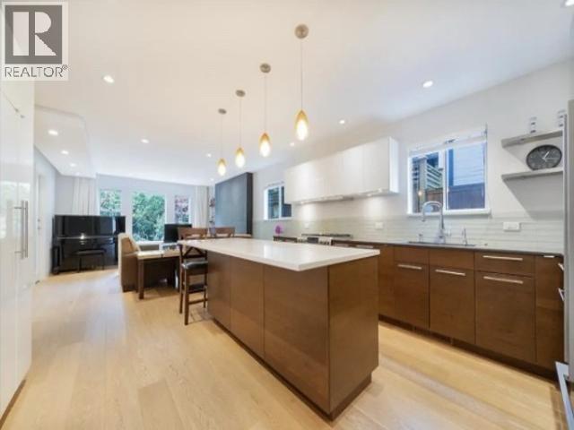 Main 4533 W 16th Ave, Vancouver, British Columbia  V6R 3E8 - Photo 4 - R3124498