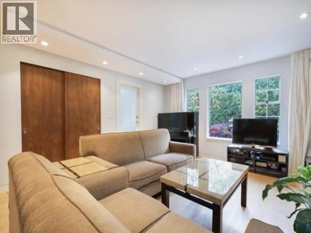 Main 4533 W 16th Ave, Vancouver, British Columbia  V6R 3E8 - Photo 2 - R3124498