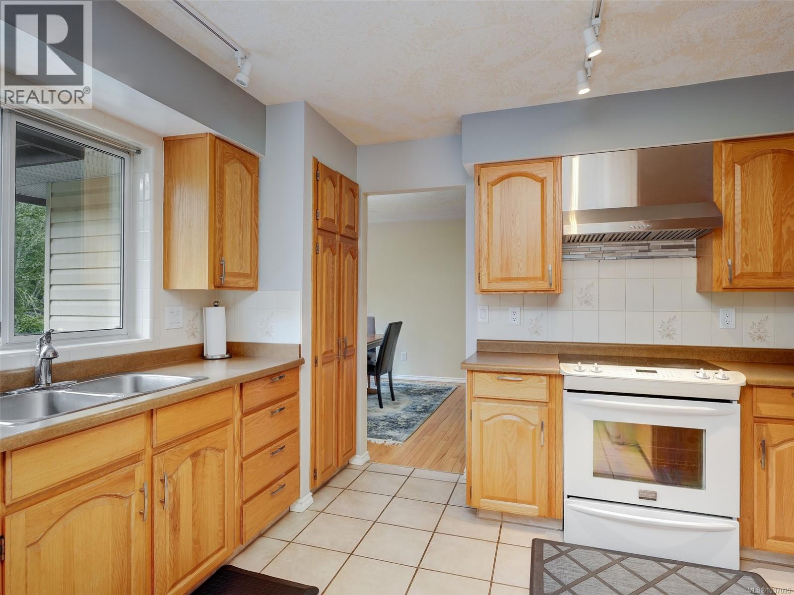 6781 Amwell Dr, Central Saanich, British Columbia  V8M 1A1 - Photo 8 - 1037095