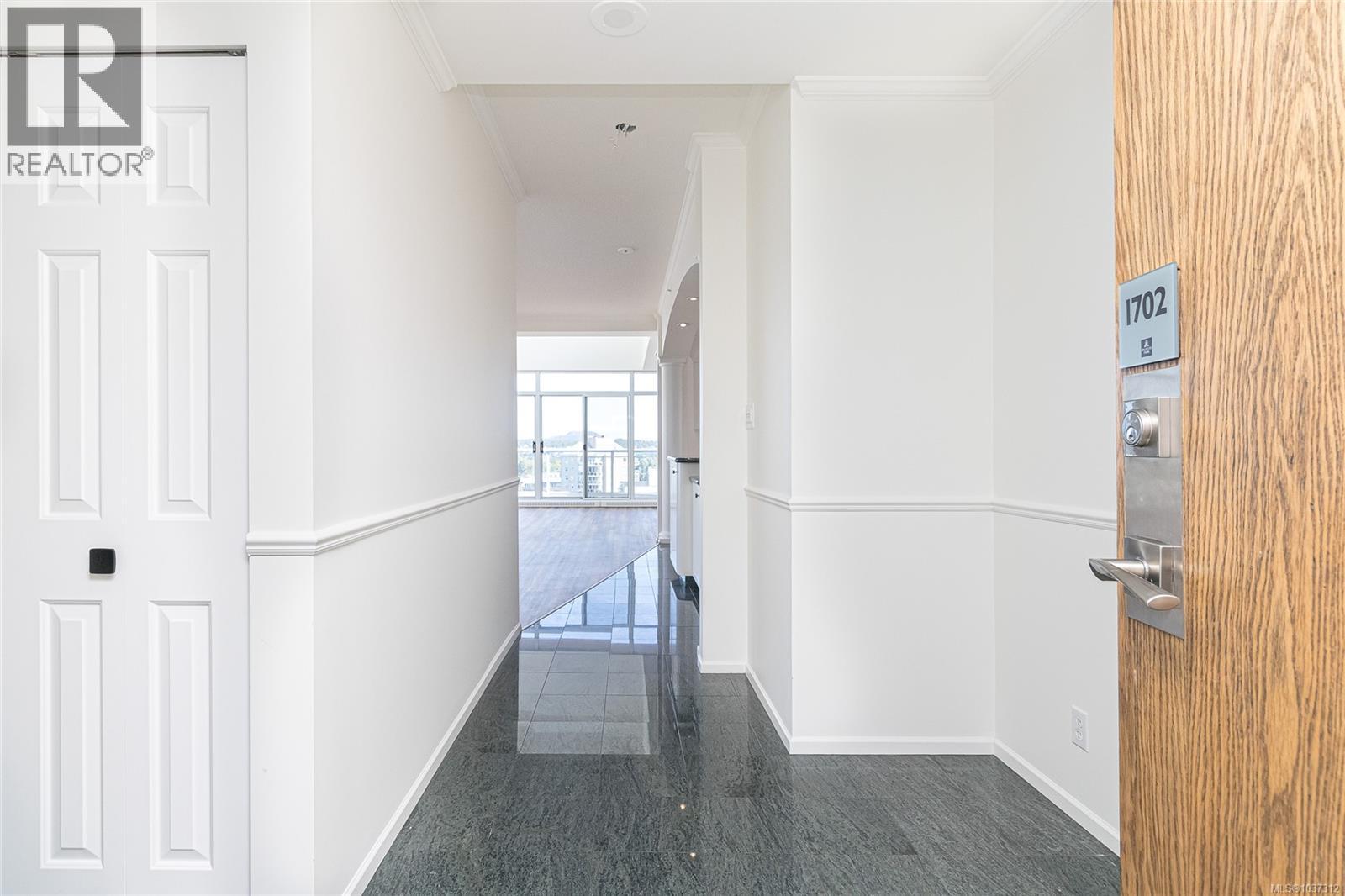 1702 1020 View St, Victoria, British Columbia  V8V 4Y4 - Photo 2 - 1037312