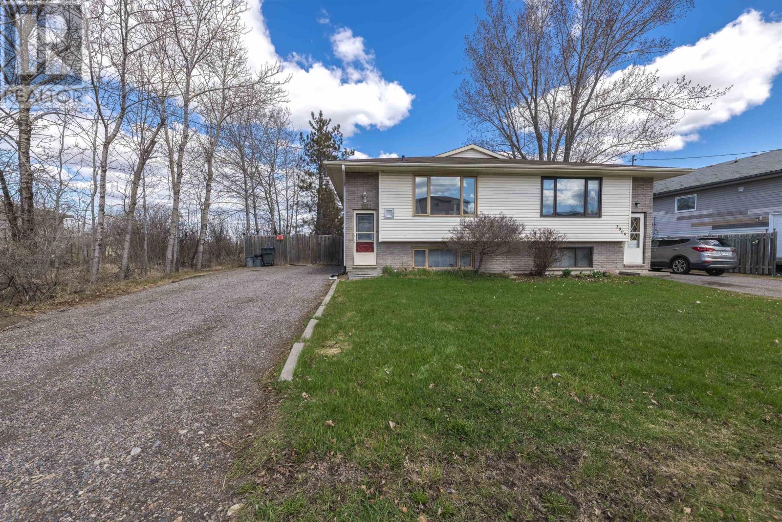 1911 FREDERICA ST W, THUNDR BAY, Ontario
