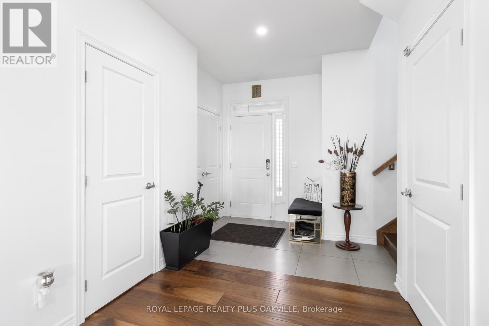 2386 Natasha Circle, Oakville, Ontario  L6M 1P2 - Photo 3 - W13145436