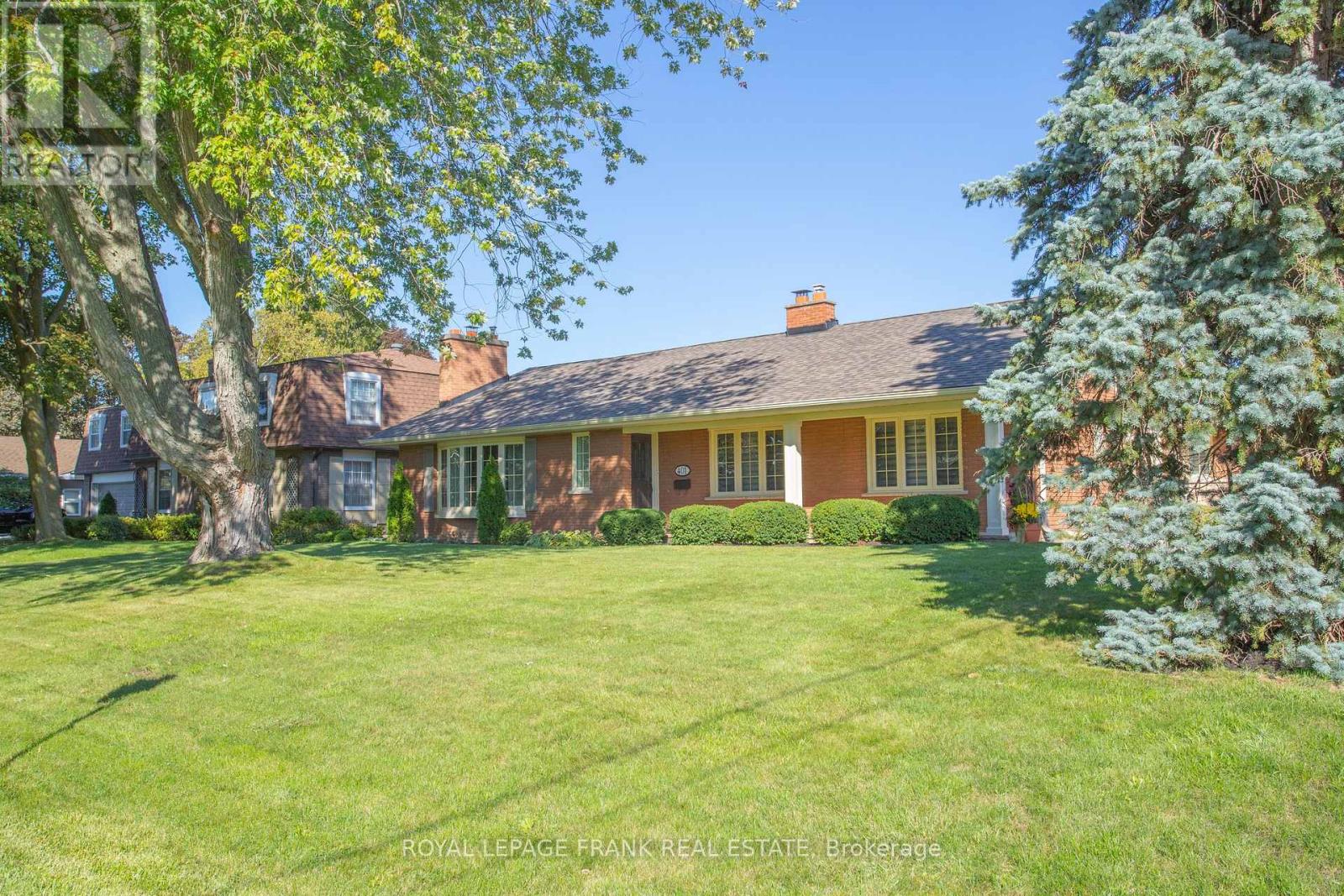 401 Fairview Drive, Whitby, Ontario  L1N 3A9 - Photo 2 - E13145598