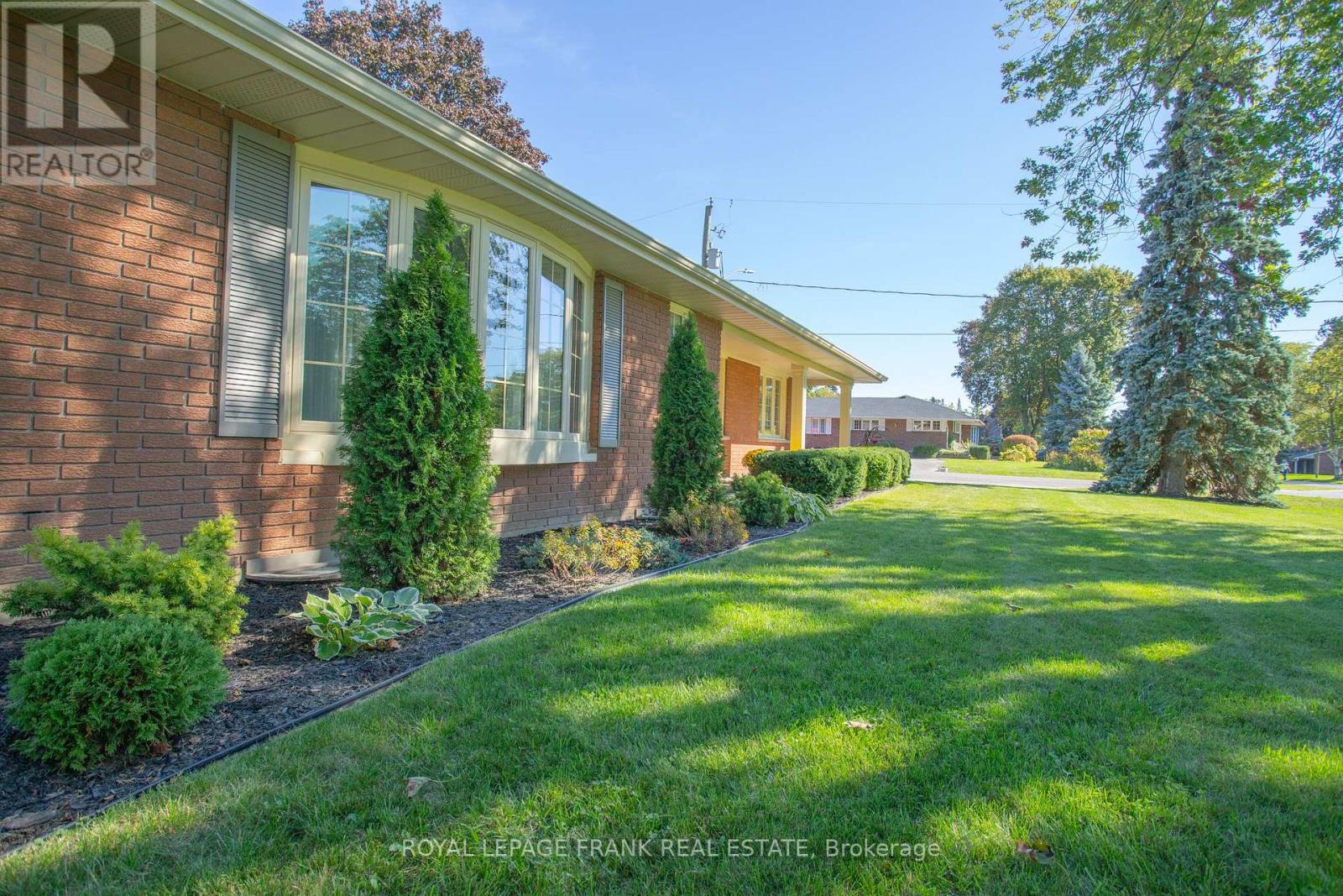401 Fairview Drive, Whitby, Ontario  L1N 3A9 - Photo 3 - E13145598