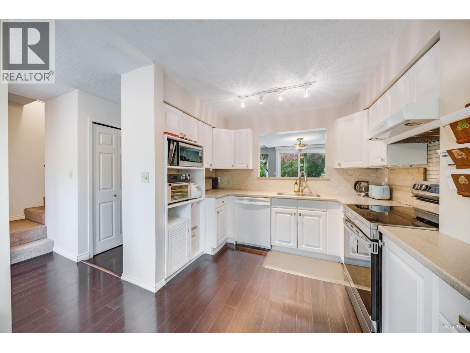 4253 Birchwood Crescent, Burnaby, British Columbia  V5G 4E6 - Photo 3 - R3124935