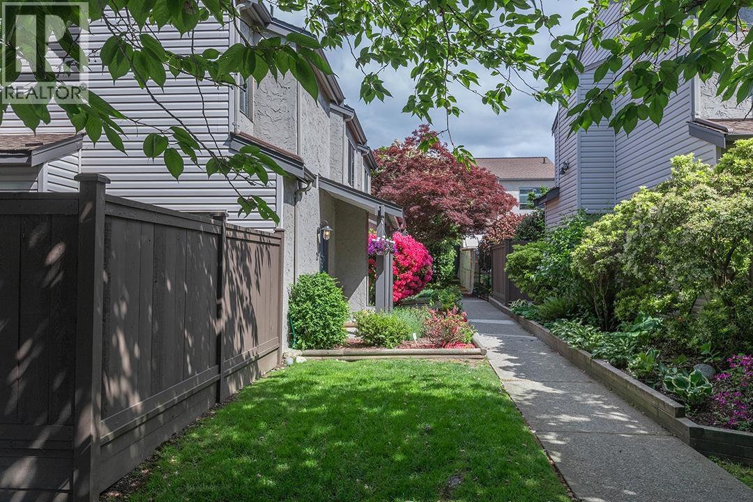 21 230 W 14TH STREET, North Vancouver, British Columbia