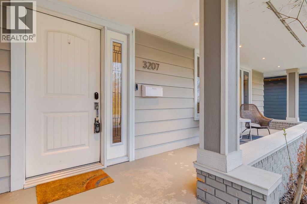 3207 24a Street SW, Calgary, Alberta  T3E 1W6 - Photo 2 - A2294008