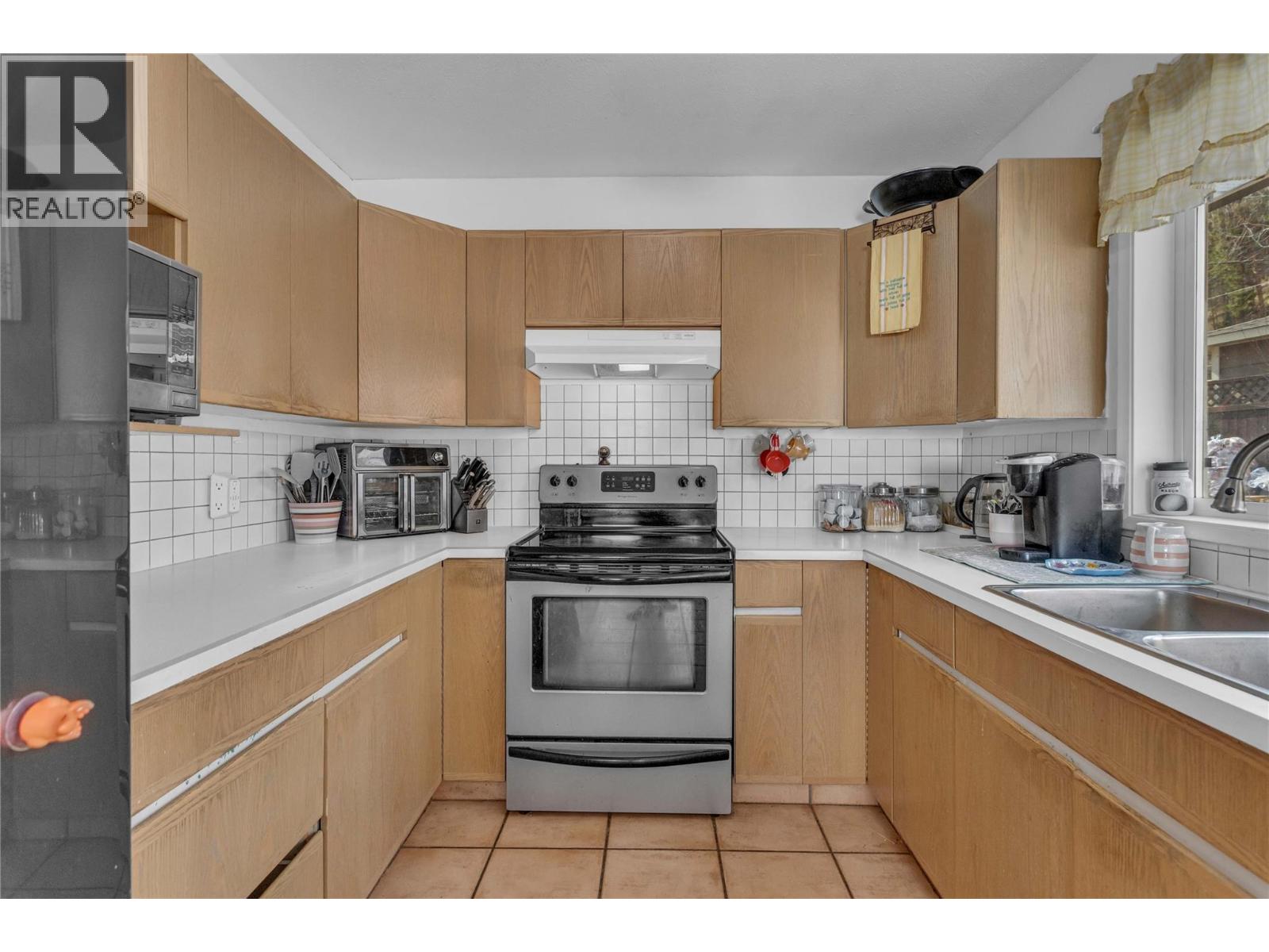 6034 Garraway Place, Peachland, British Columbia  V0H 1X4 - Photo 3 - 10380391
