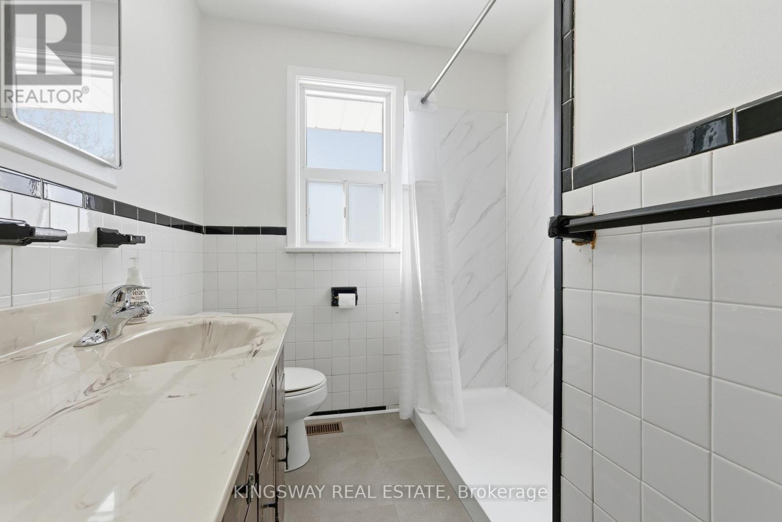 163 Floradale Drive, Mississauga, Ontario  L5B 1G2 - Photo 12 - W13075444