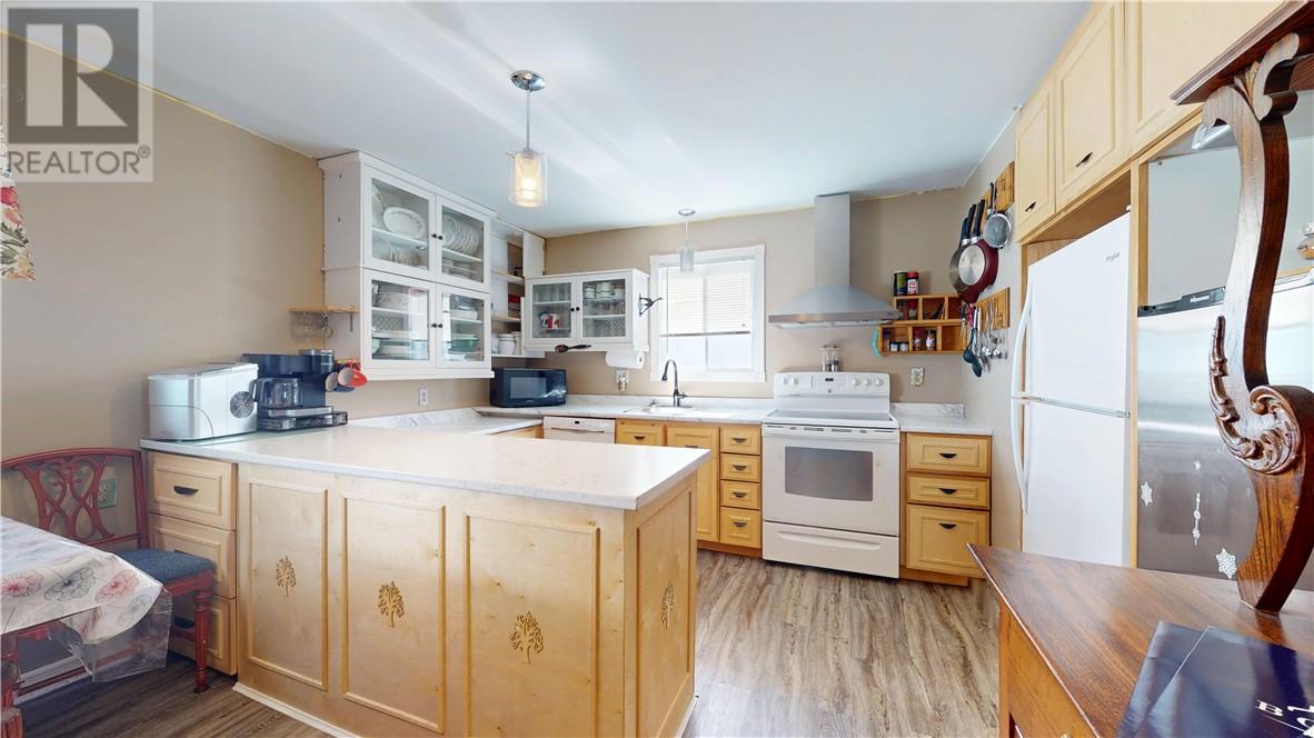 21 Vankoughnet Street E, Little Current, Ontario  P0P 1K0 - Photo 6 - 2127661
