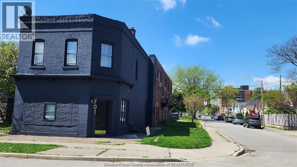 701 Marentette, Windsor, Ontario N9A 1Z5 - Photo 2 - 26011514