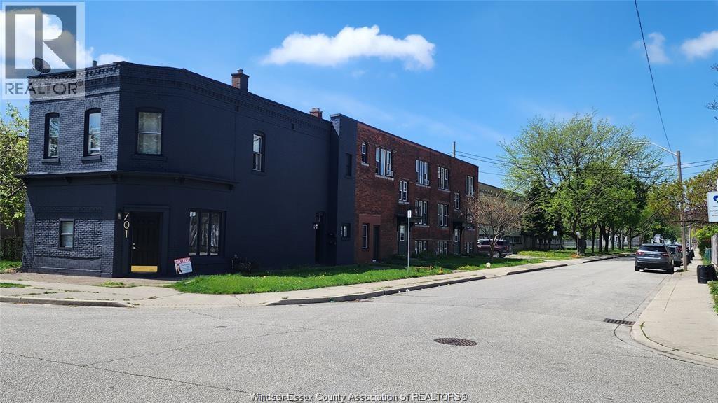 701 Marentette, Windsor, Ontario N9A 1Z5 - Photo 3 - 26011514