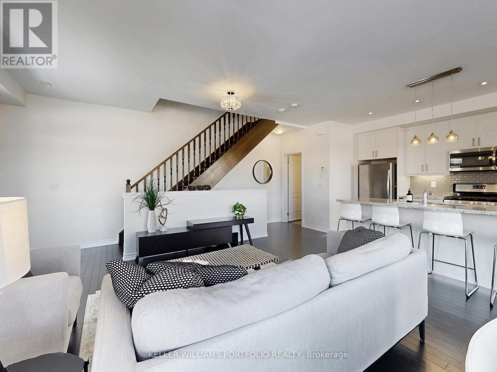 53 Blackpool Lane, East Gwillimbury, Ontario  L9N 0R7 - Photo 4 - N13025674